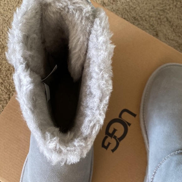 Sold- Ugg Bailey Bow - Picture 5 of 9